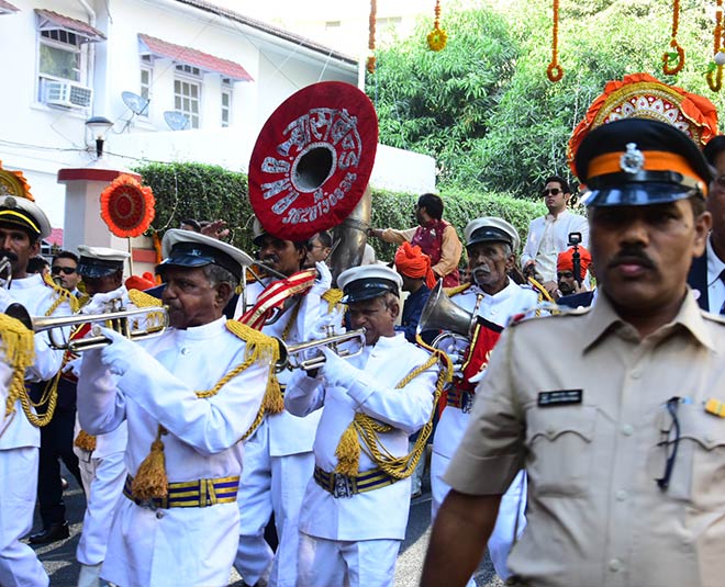 anant akash ambani welcoming anand piramal barat antilia