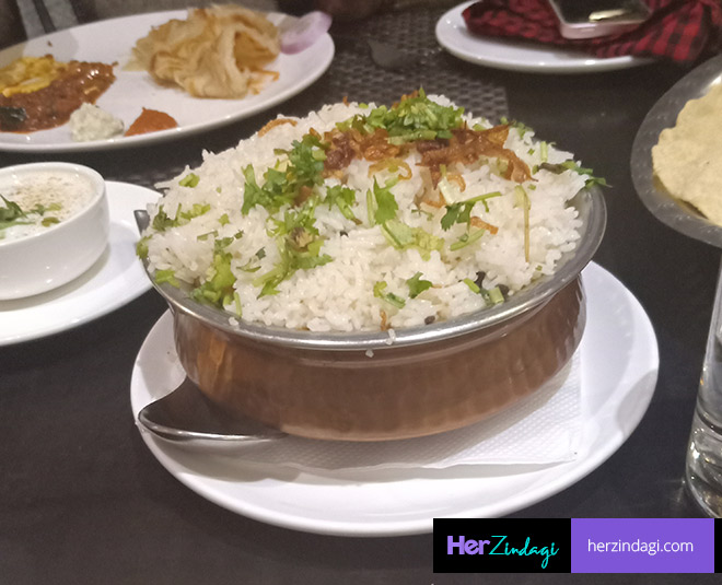mahabelly saket restaurant chicken biryani inside