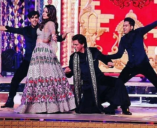 Gauri Khan Romantic Dance With Shahrukh At Isha Ambani Wedding Udaipur in hindi