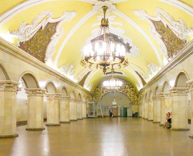 मॉस्को का कोम्सोमोल्स्काय स्टेशन most beautiful metrostation in world ()