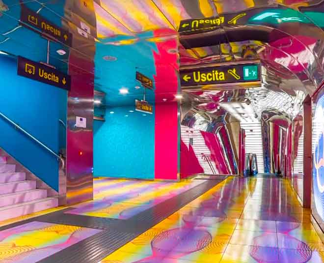 इटली के नेपल्स शहर का यूनीवर्सिटी मेट्रो स्टेशन most beautiful metrostation in world ()