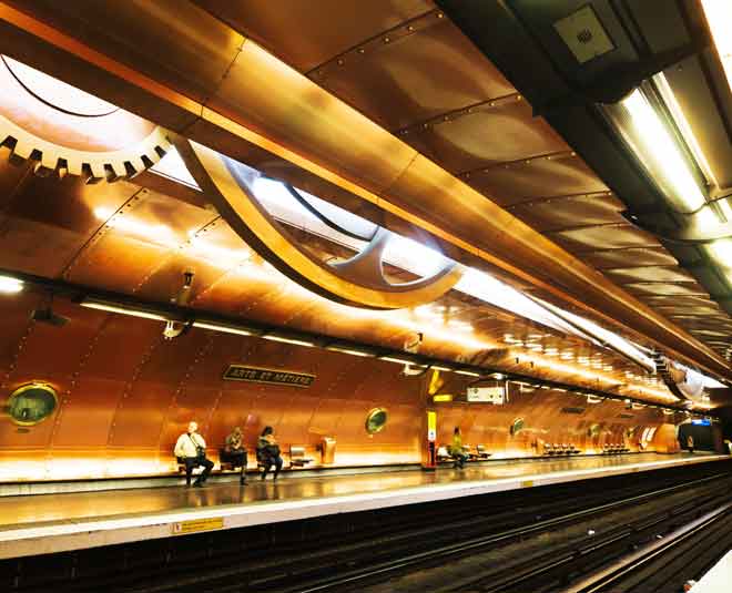पैरिस का आर्ट एट मिटायर्स मेट्रो स्टेशन most beautiful metrostation in world ()