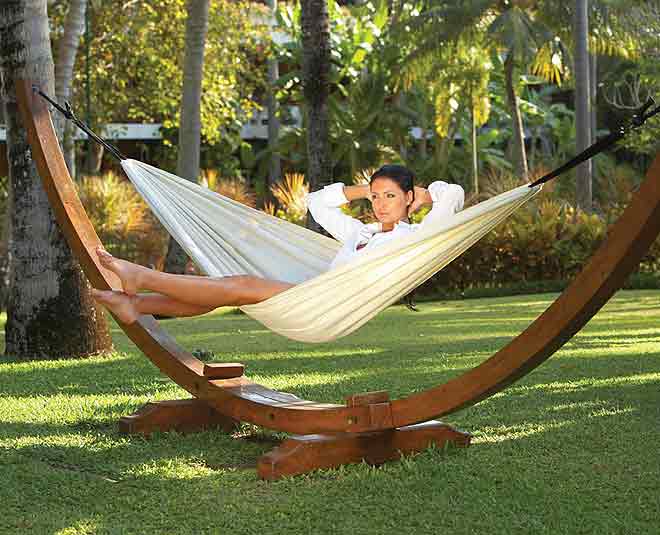 इसमें भी वो आपको ही महसूस करेंगे Valentine day gifts for travel lovers hammock
