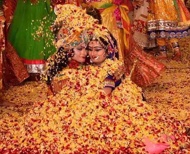 holi celebration phulo ki holi