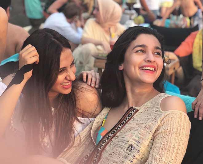 खुलकर हंसें और डबल चिन हटाएं tips to look beautiful similing