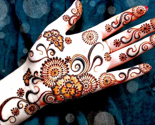 Mehndi Designs: मेहंदी फंक्शन में हाथों के आगे और पीछे लगाएं ये ट्रेंडी  डिजाइंस - Uprising Bihar