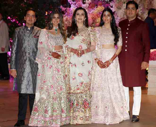 Shloka Mehta nad akash ambani get engaged at Mumbai  ()