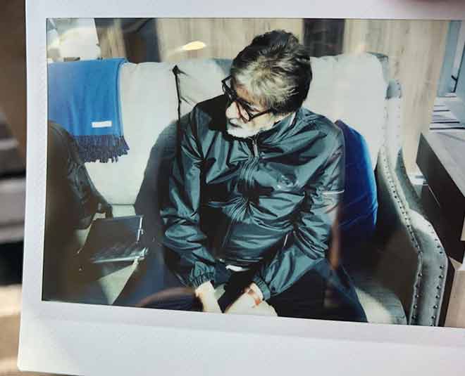 amitabh bachchan shared pictures of family busy in mobile