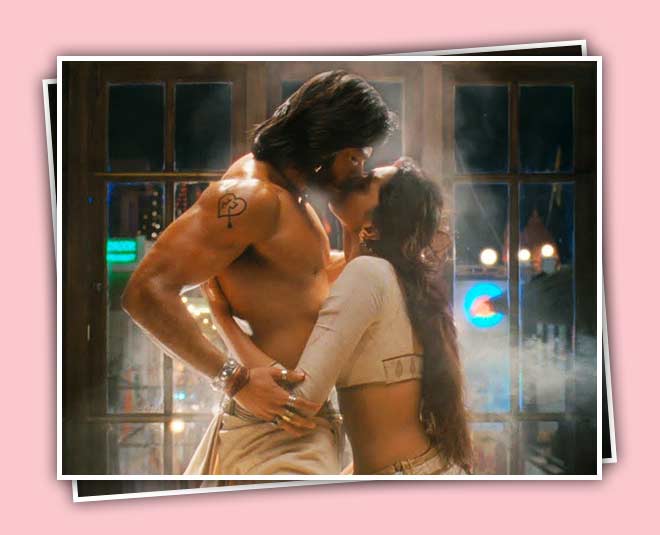 bollywood sensational kissing scenes 