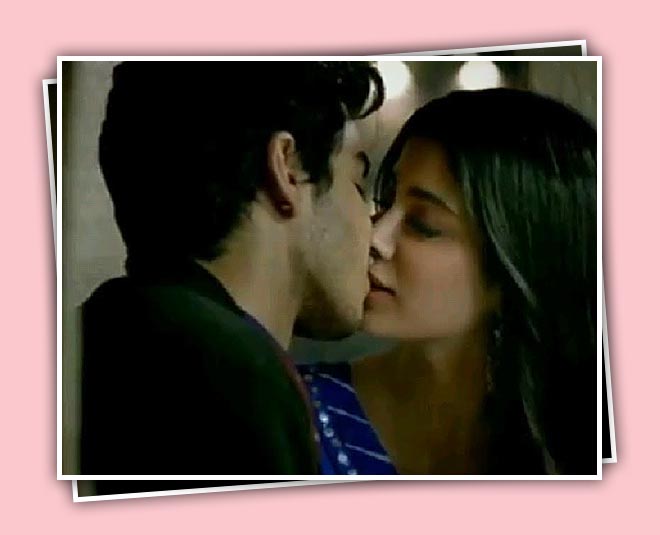 bollywood sensational kissing scenes 
