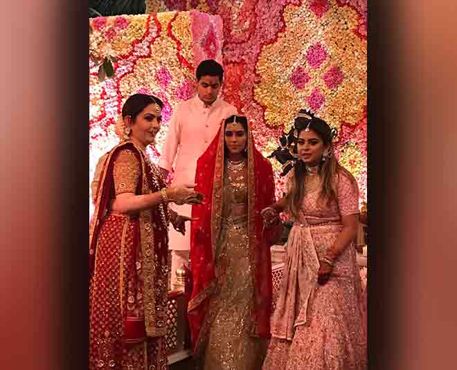 food serve in flying style in akas shloka engagement party inside