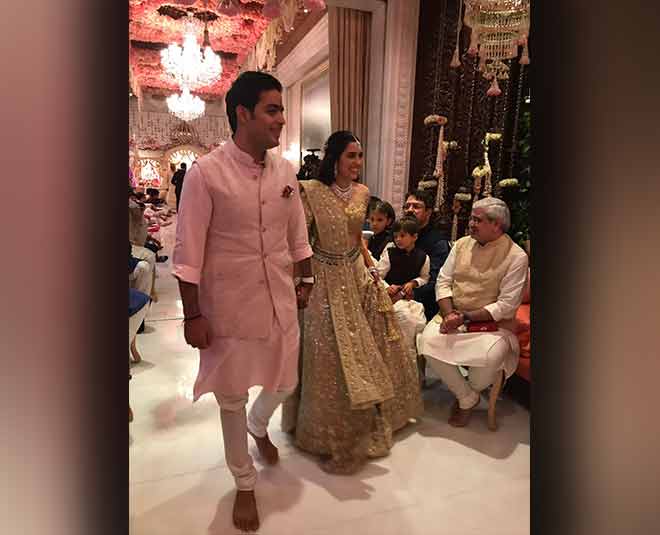 food serve in flying style in akas shloka engagement party inside