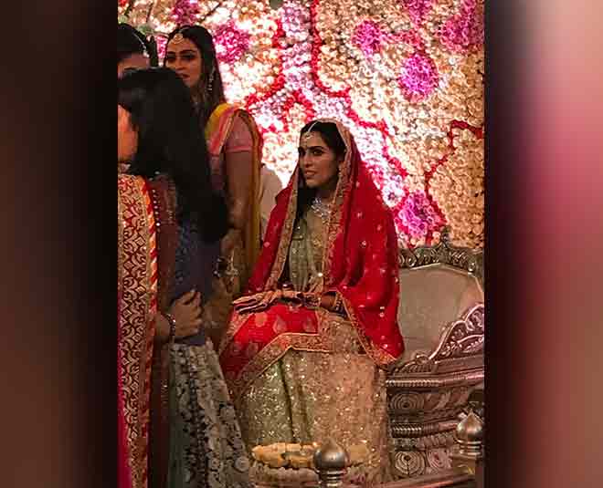 food serve in flying style in akas shloka engagement party inside