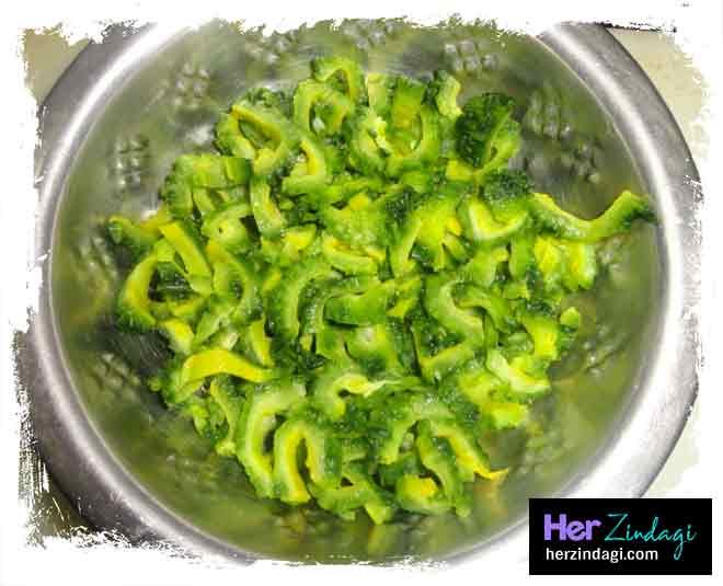 करेले के बीज निकालें how to remove bitter taste of bitter gourd inside