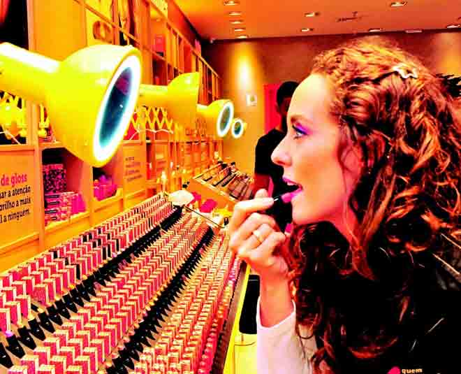 must makeup girl bag lipstick