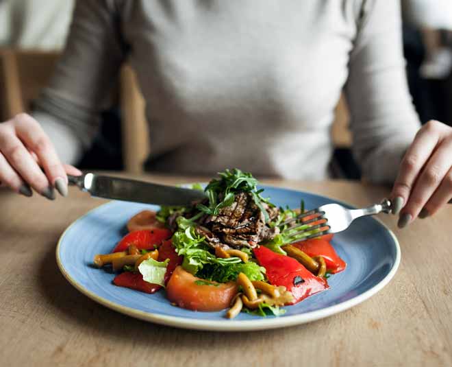 Eat food in blue plate will help you to lose weight 