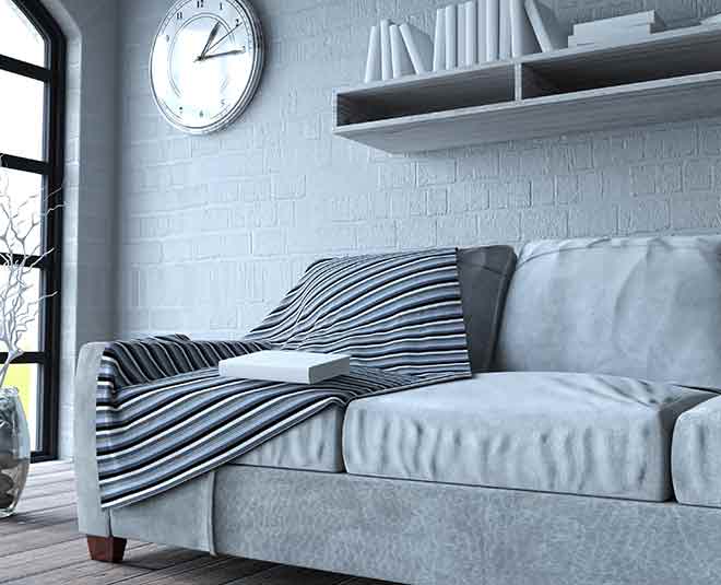 according to vastu shastra which direction is good for hanging clock   