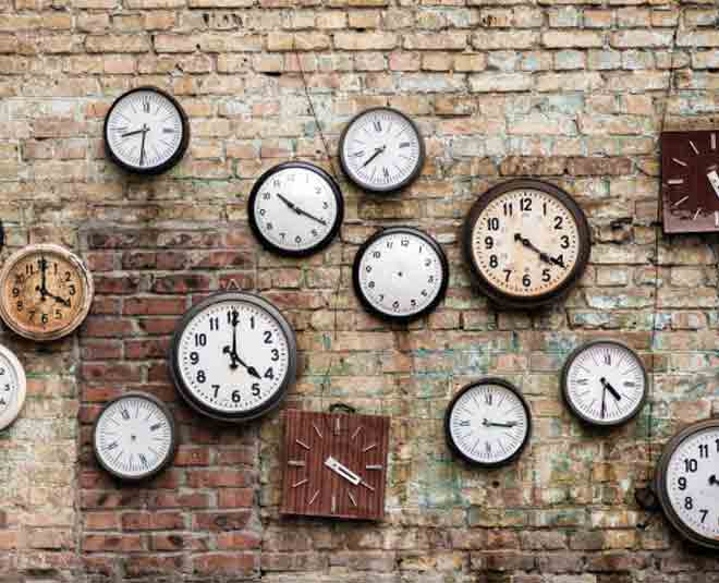 According to vastu shastra which direction is good for hanging clock