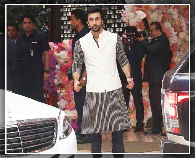 रणबीर दिख रहे थे हॉट alia bhatt and priyanka chopra saree look in Shloka and akash ambani pre engagement bash