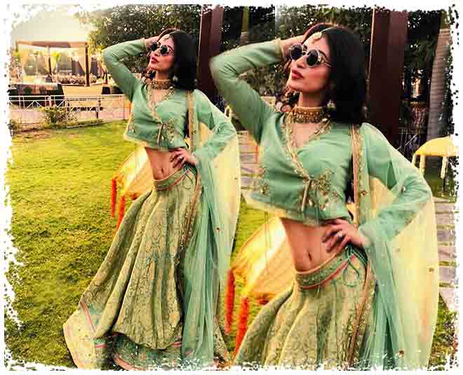डिज़ाइनर गौरव गुप्ता के लहंगे में मौनी रॉय mouni roy green lehenga look