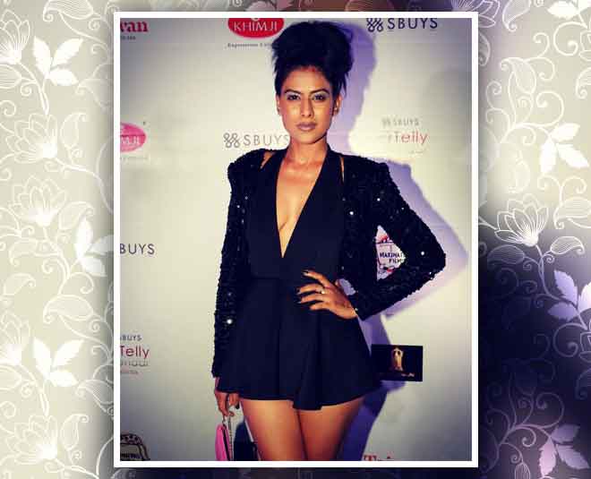 निया शर्मा के हॉट क्लीवेज अवतार nia sharma black cleavage short dress