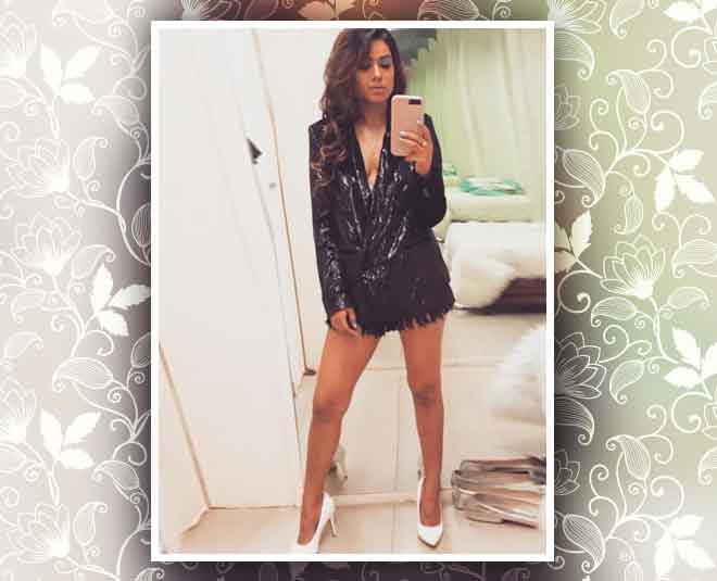 निया शर्मा के हॉट क्लीवेज अवतार nia sharma cleavage black coat