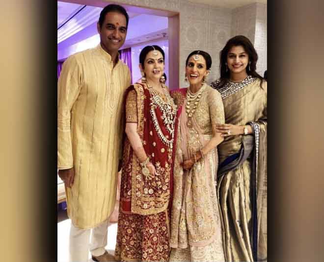 nita ambani with guest in party