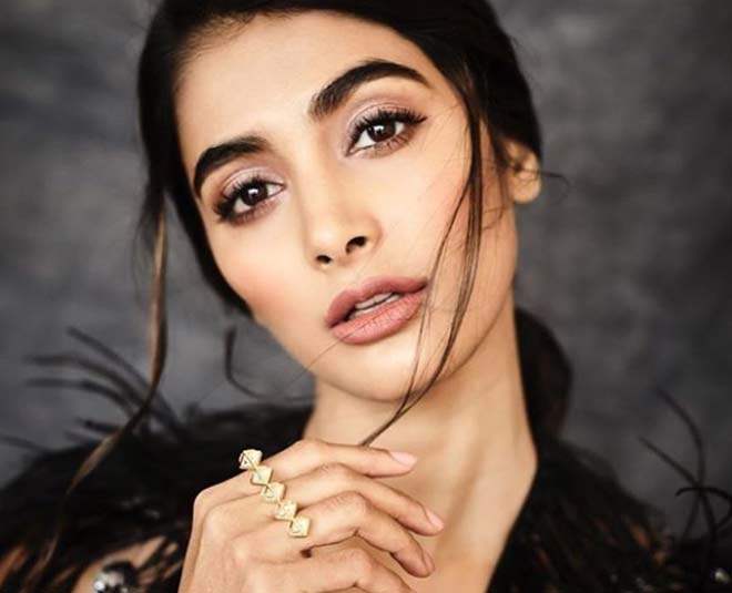 pooja hegde nude colour lips