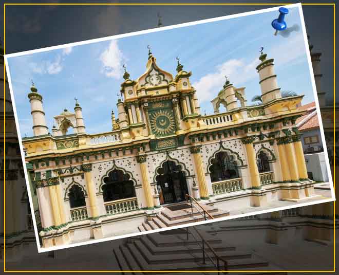 kareena singapore trip with her friend amrita