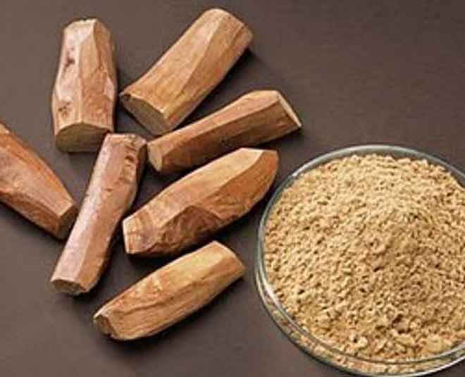 मुल्तानी मिट्टी और चंदन पाउडर try these home remedy to treat freckles on the face inside