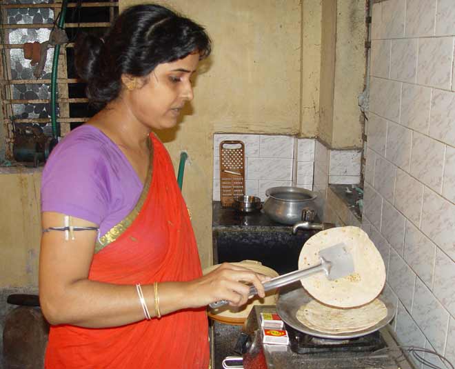 wife gives divorce to her husband for round chapati  ()