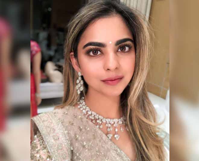 Nita ambani dance performance on sridevi song at isha ambani engagement ceremony and sunita kapoor dance at sonam kapoor sangeet ceremony ()