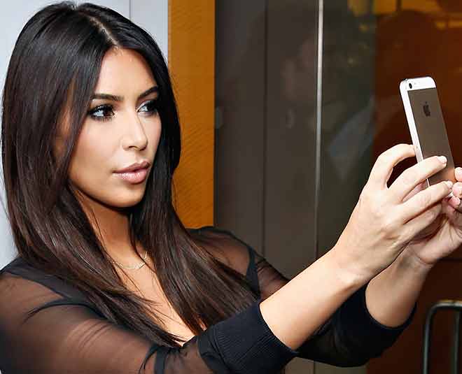 आंखें होती हैं खराब in these ways your phone is messing with your skin inside