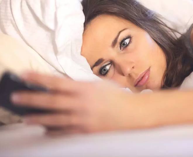 नींद खराब होना और डार्क सर्कल in these ways your phone is messing with your skin inside