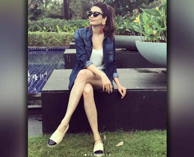 हॉट पैंट में करिश्मा तन्ना karishma tanna hot pant fashion