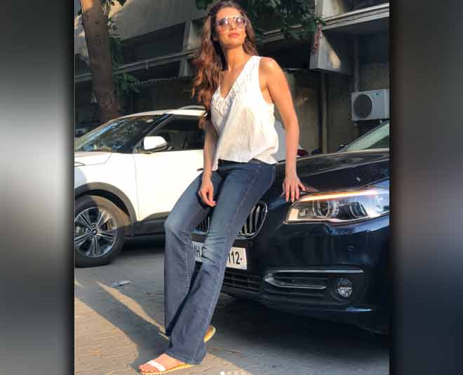 करिश्मा तन्ना का जींस पैंट वाला लुक karishma tanna jeans pant