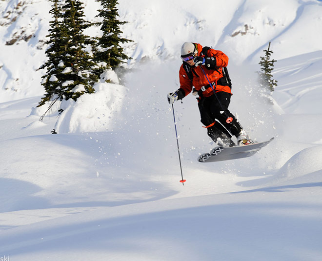 खूबसूरत पहाड़ों पर ट्रैकिंग skiing and snowboarding