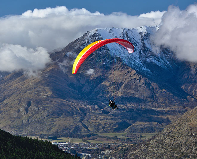 खूबसूरत घाटियों के ऊपर ग्लाइडिंग Glide over the majestic valleys enjoy these activities in kashmir