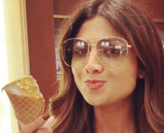 Shilpa shetty eating k gold ice cream in hongkong 