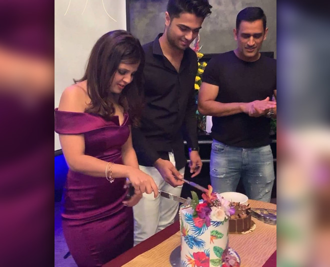 sakshi dhoni birthday cake