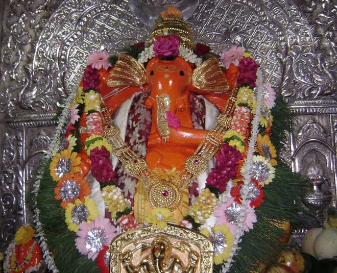 isha ambani  wedding card siddhivinayak temple 