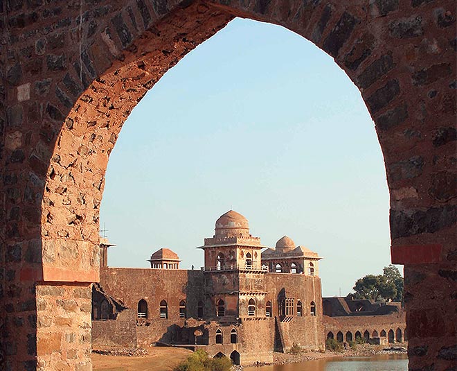 Travel Madhya pradesh mandu city which have natural beauty and history together 