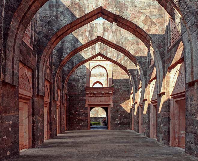 Travel Madhya pradesh mandu city which have natural beauty and history together 