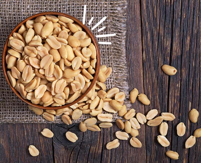 विटामिन बी7 वाले फूड्स - मूंगफली healthy diet for hai fall inside