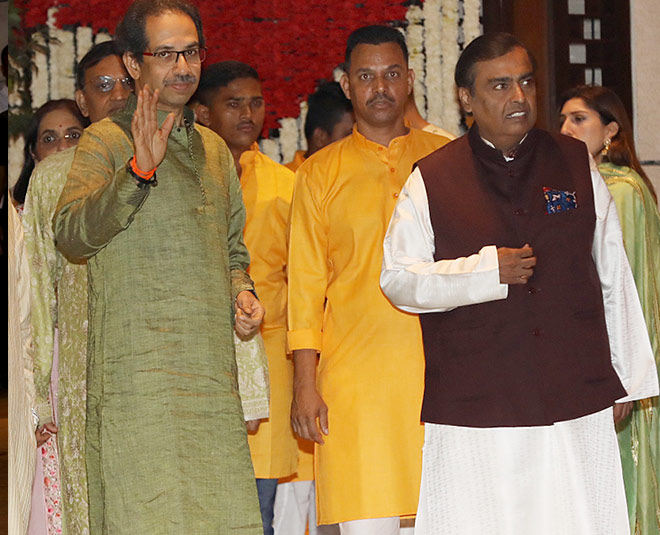 उद्धव ठाकरे भी जश्न में शामिल mukesh ambani with uddhav thakre inside