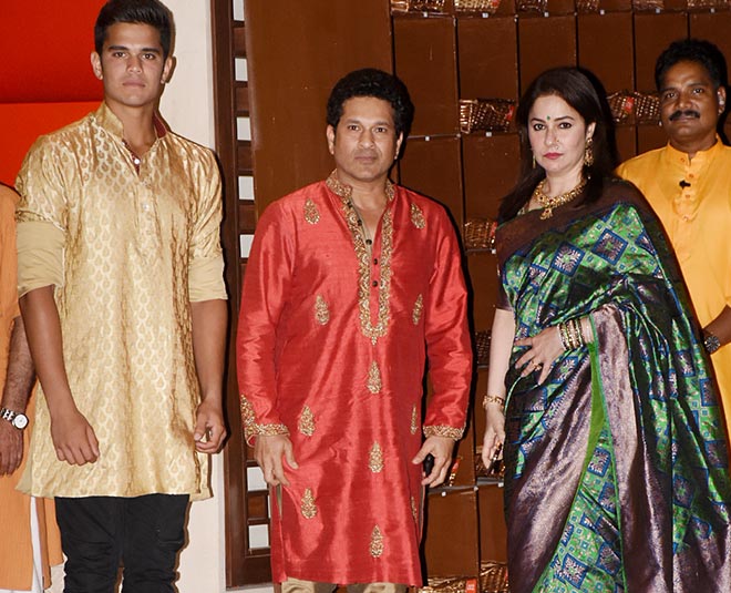 सचिन भी पत्नी अंजलि और बेटे के साथ हुए शामिल sachin with family ganesh pooja inside