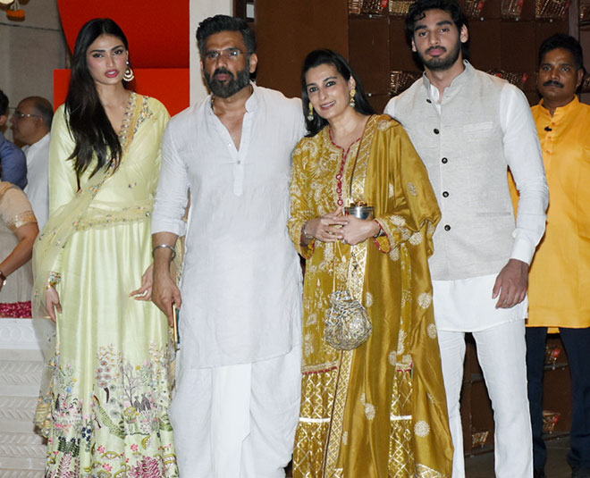 सुनील शेट्टी भी अतिया शेट्टी के साथ हुए शामिल sunil shetty with family ganesh pooja inside