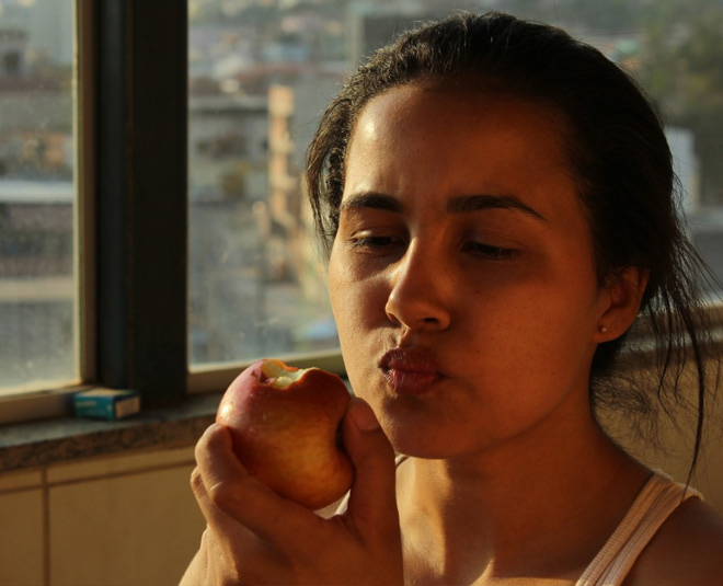 waht is the right time to eat apple inside 