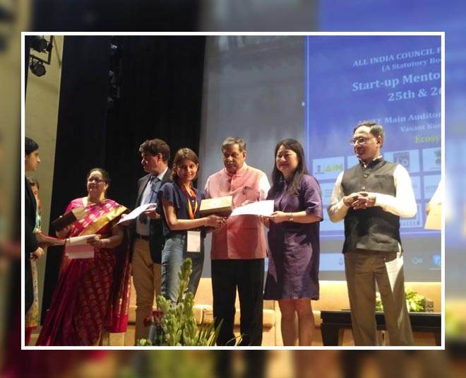 anu meena receiving award