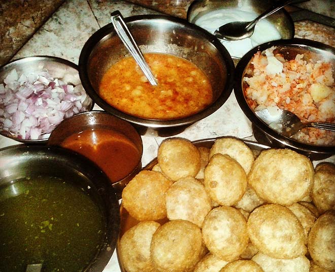 delhi famous panipuri inside 